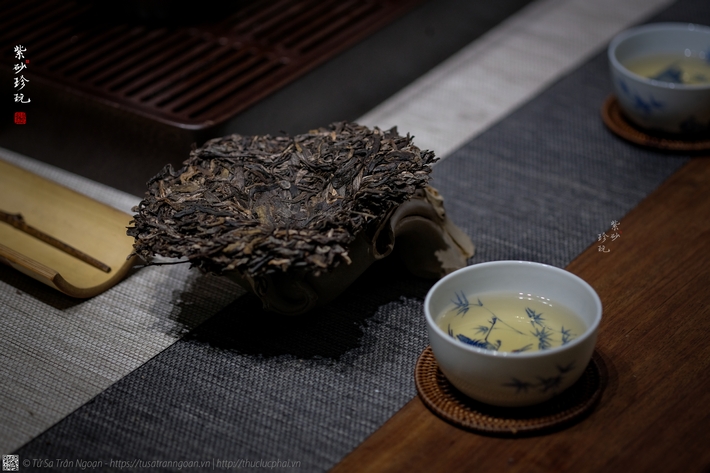 Có hai dòng chính: Phổ Nhĩ sống (sinh trà, lên men tự nhiên theo thời gian) và Phổ Nhĩ chín (thục trà, lên men nhân tạo qua quá trình ủ đống).
