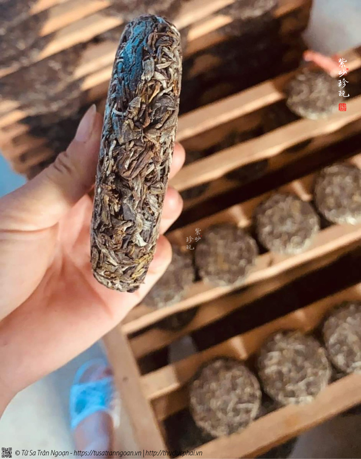 Vì sao ép bánh bằng khuôn đá mới là kỹ nghệ phục nguyên bản chất của Phổ Nhĩ tốt nhất?