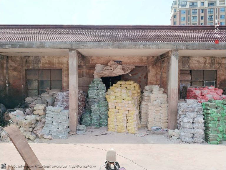 Vì sao ấm làm từ cùng một loại đất tử sa lại cho ra màu sắc và chất cảm khác nhau?