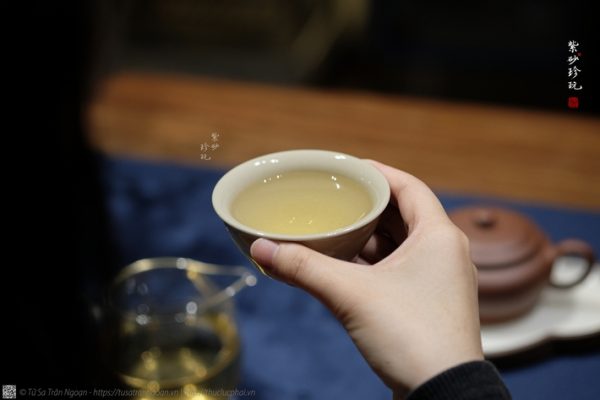 Chén thưởng trà ảnh hưởng thế nào đến cảm nhận hương vị?