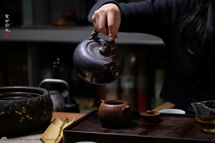 Ấm đung nước là dụng cụ dùng để đun nước và giữ nhiệt trong suốt quá trình pha trà trên bàn trà đạo Trung Quốc